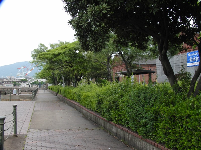 公園（レンガ調の歩道）