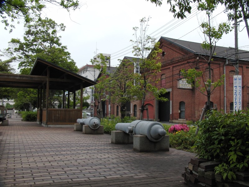 公園（砲身ぽいものと倉庫群）