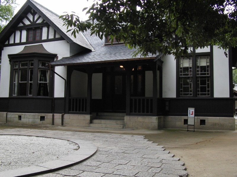 暗いせいか怪しい雰囲気