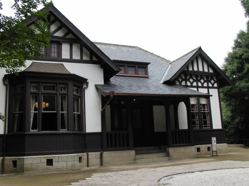 左側からみた建物