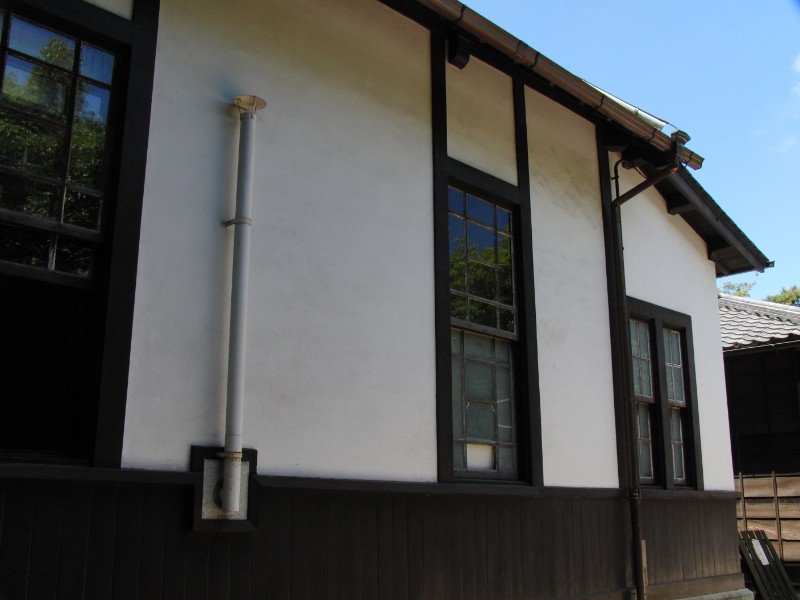 別の建物に見えるけどつながってる