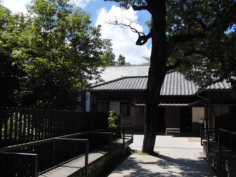 金唐紙の資料館方向から