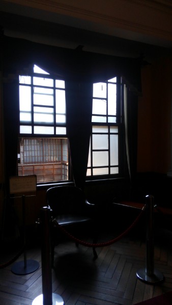 窓の向こうは和館部分