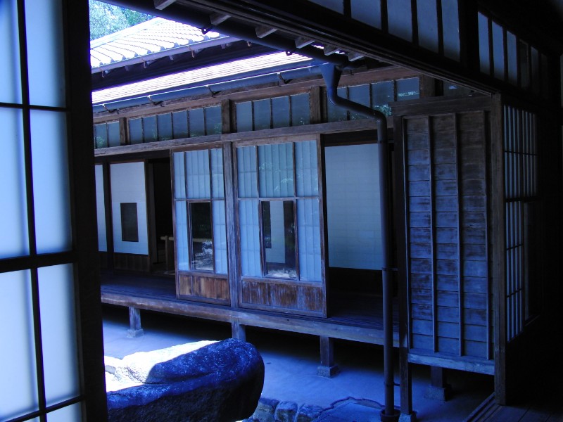 くれ縁から庭を見る