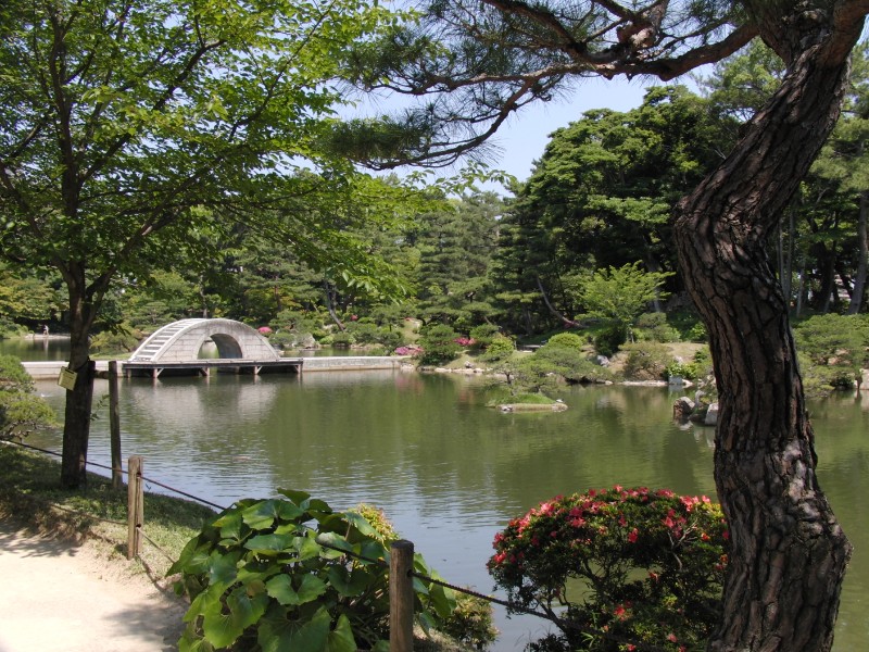 跨虹橋。危ないから上は渡れないようになってる