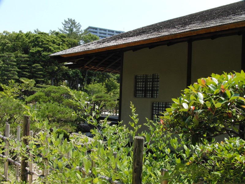 土塀に格子状の窓？